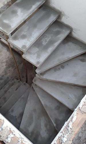 escada de concreto em u