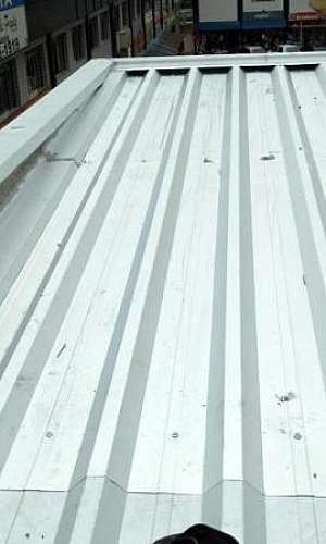 Fechamento com telha galvanizada Fechamento com telha galvanizada