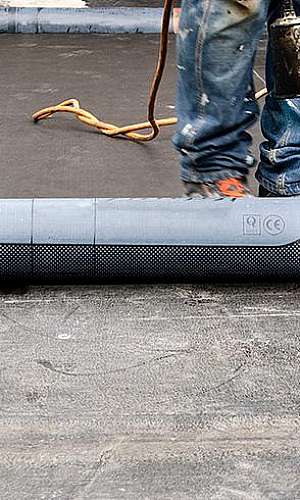 Impermeabilização de laje com manta asfáltica Impermeabilização de laje com manta asfáltica