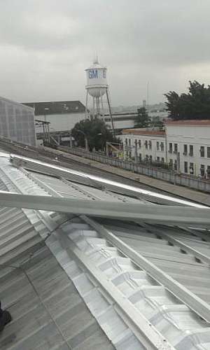 Sistema de telhas zipadas para coberturas Sistema de telhas zipadas para coberturas